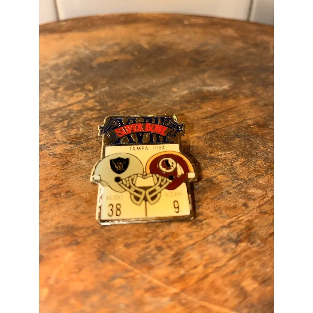 Super Bowl XVIII 1984 Raiders 38 vs‎ Redskins 9 Football Pin